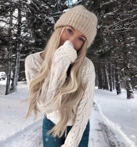 lepa ćerka na snegu